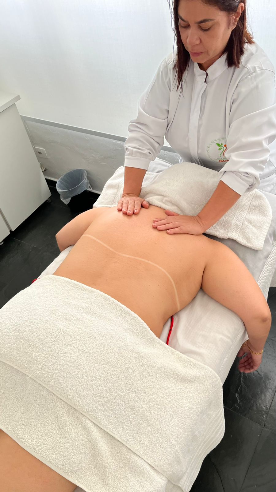 Profissional aplicando tratamento